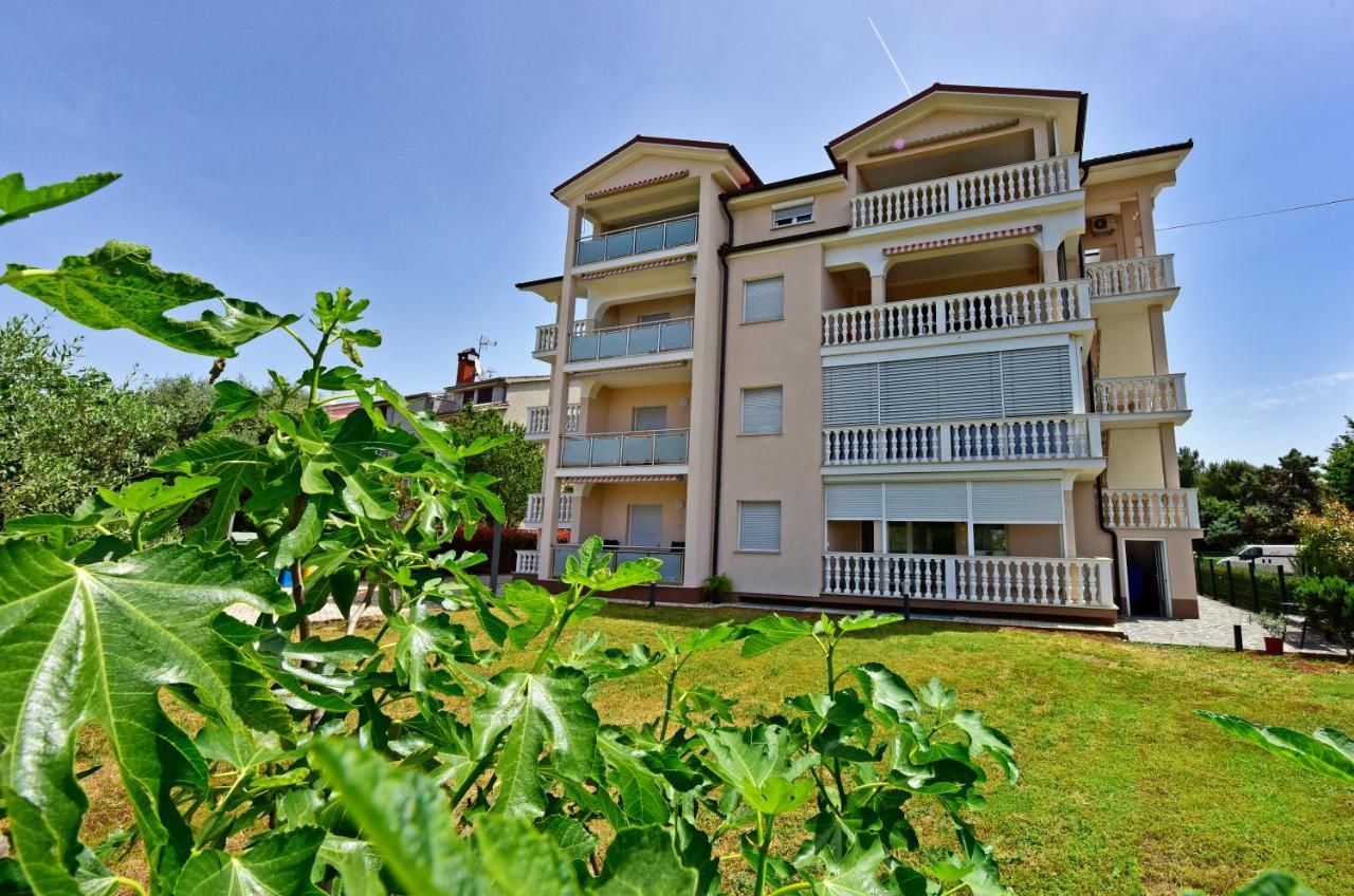 Apartments Elin Sofia Porec Bagian luar foto