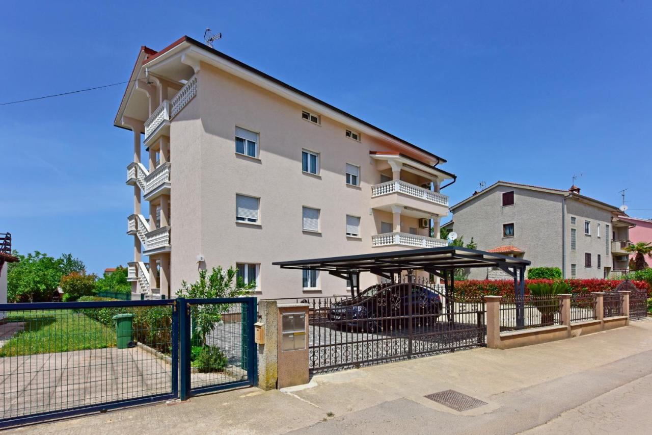 Apartments Elin Sofia Porec Bagian luar foto