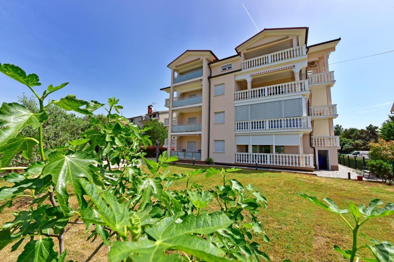 Apartments Elin Sofia Porec Bagian luar foto