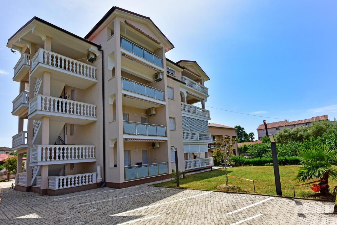 Apartments Elin Sofia Porec Bagian luar foto
